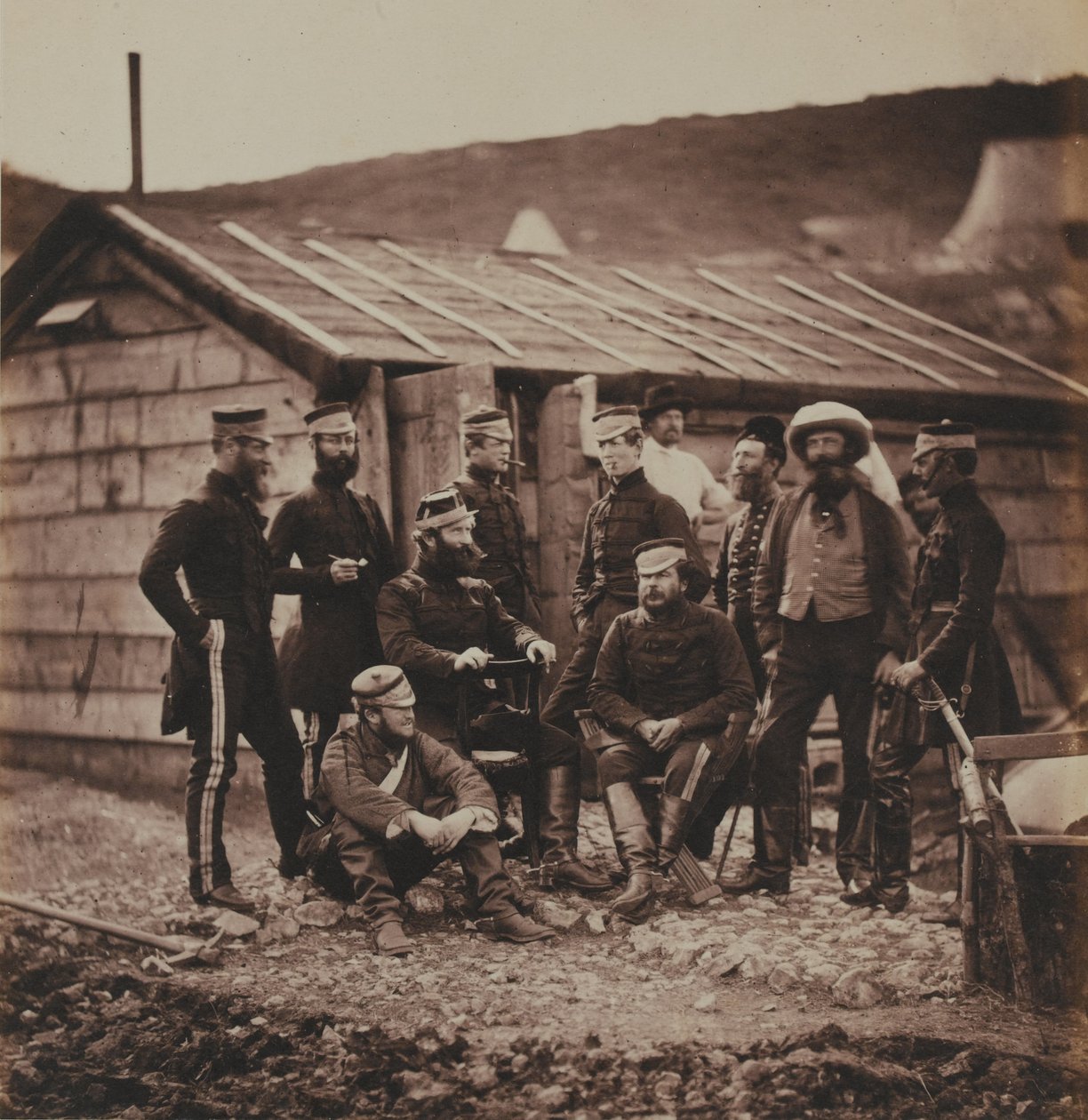 Offiserer for det fjerde (dronningens eget) regiment av lette dragoner, fra et album med 52 fotografier assosiert med Krim-krigen, 1855 av Roger Fenton