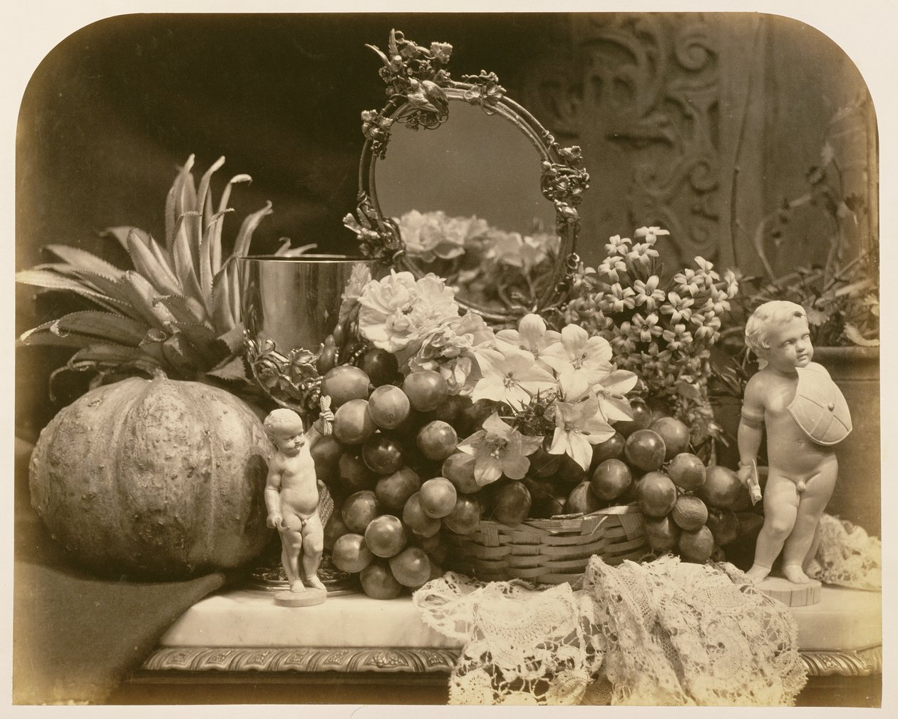 Stilleben av frukt med speil og figurer, 1860 (sepia-bilde) av Roger Fenton