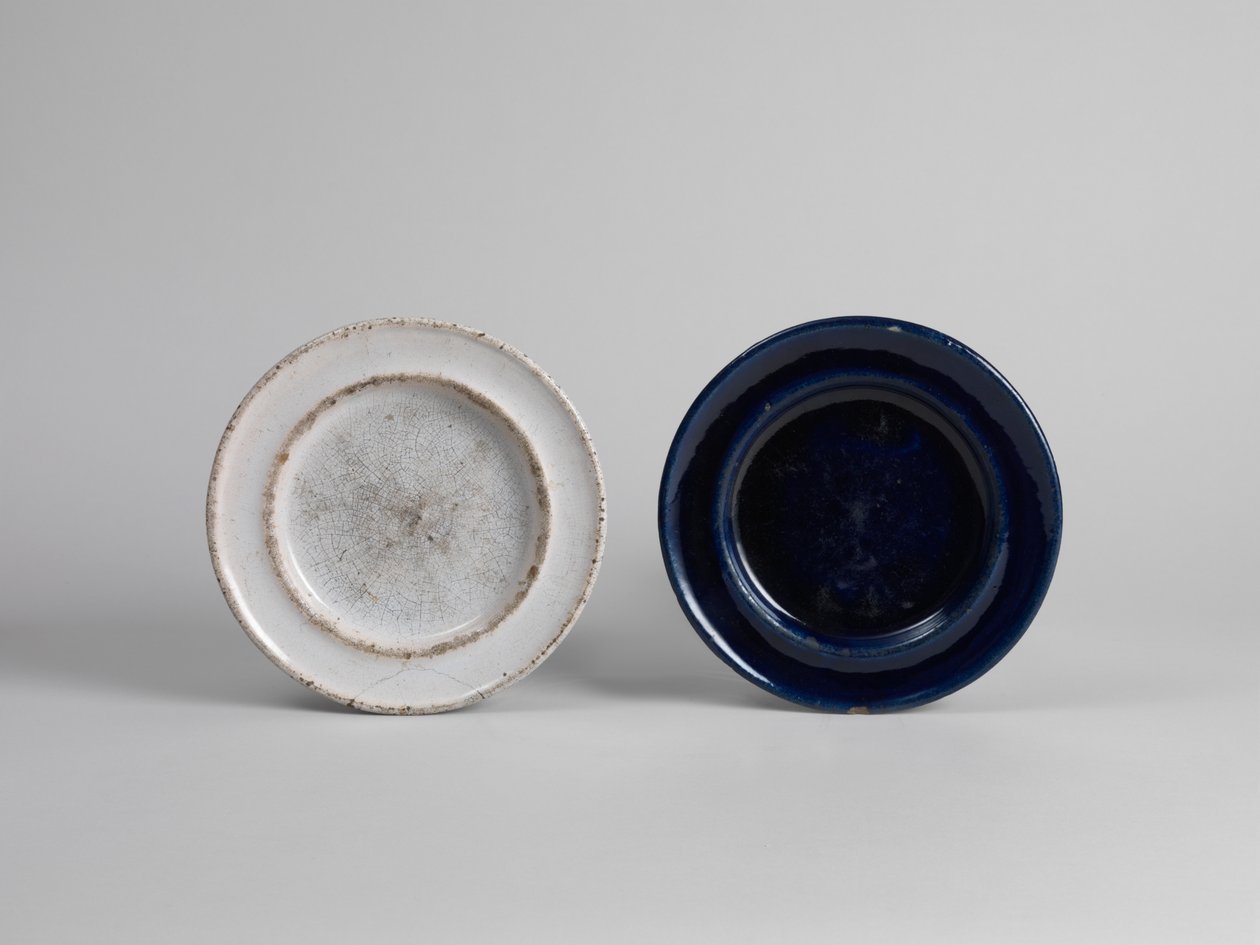 Hvit tinnglasert sideplate, 1914-15 av Roger Eliot Fry