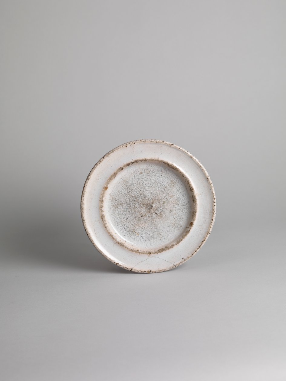 Hvit tinnglasert sideplate; Blåglasert side- eller fruktfat, 1914-18 av Roger Eliot Fry