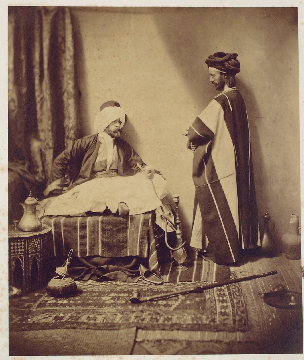 En samtale mens du røyker, 1858 av Roger Fenton