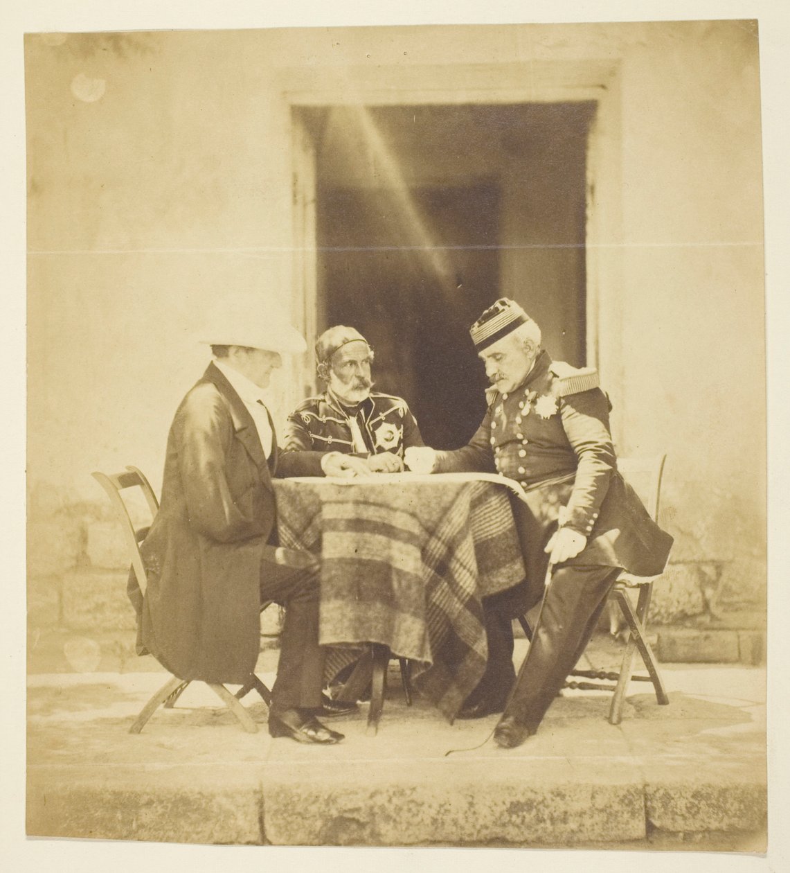 Et krigsråd: Lord Raglan, Omar Pasha og Pélissier, fotografert kvelden før inntakelsen av Mankelen, Krim av Roger Fenton