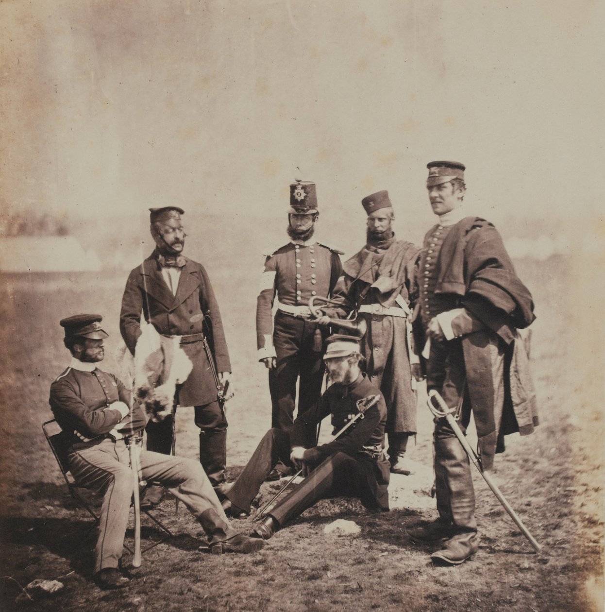 Brigadegeneral Charles Thomas Van Straubenzee (1812–92) og Officers of the Buffs, fra et album med 52 fotografier assosiert med Krim-krigen, 1855 av Roger Fenton