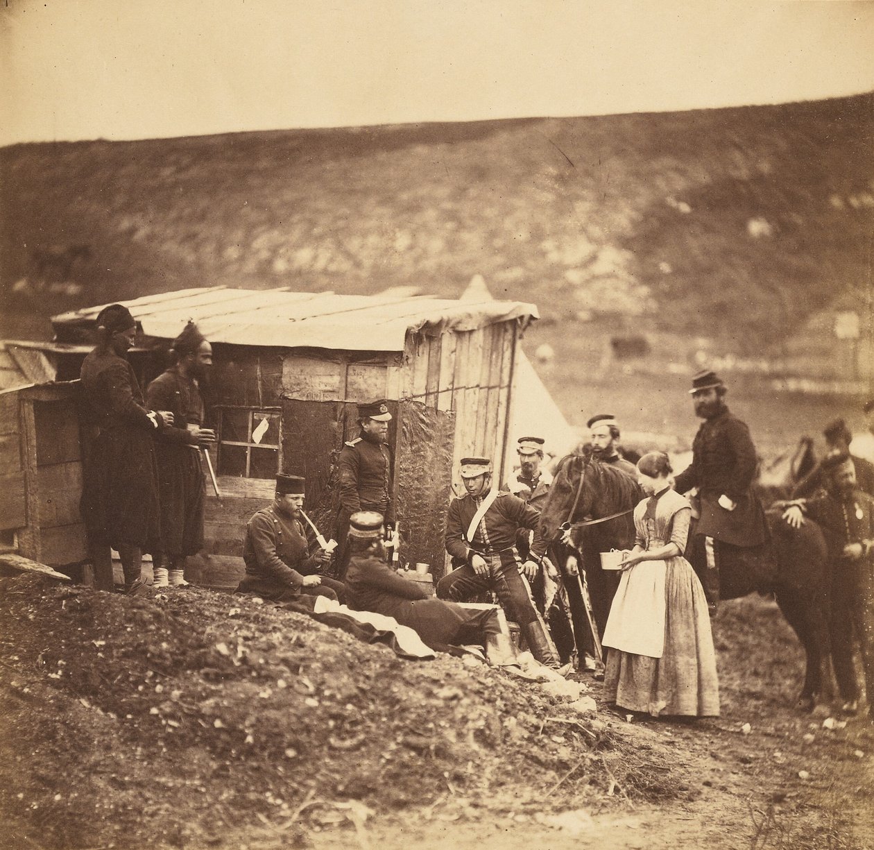 Leir for 4. gardedragonregiment, selskapelig samling, franskmenn og engelskmenn av Roger Fenton