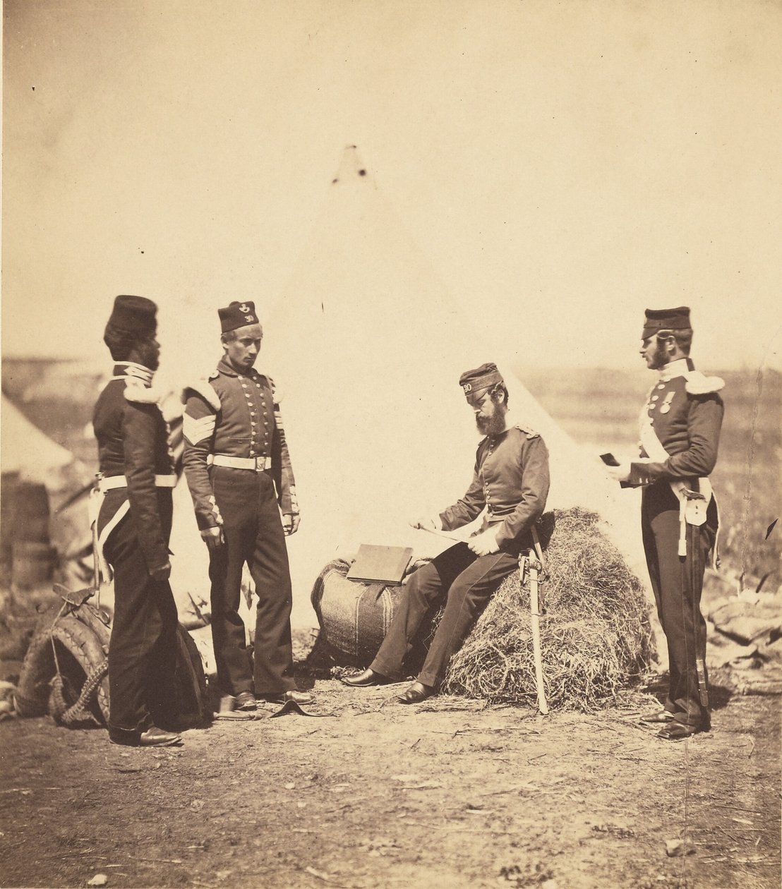 Kaptein Walker fra 30. regiment leser generelle ordre. av Roger Fenton