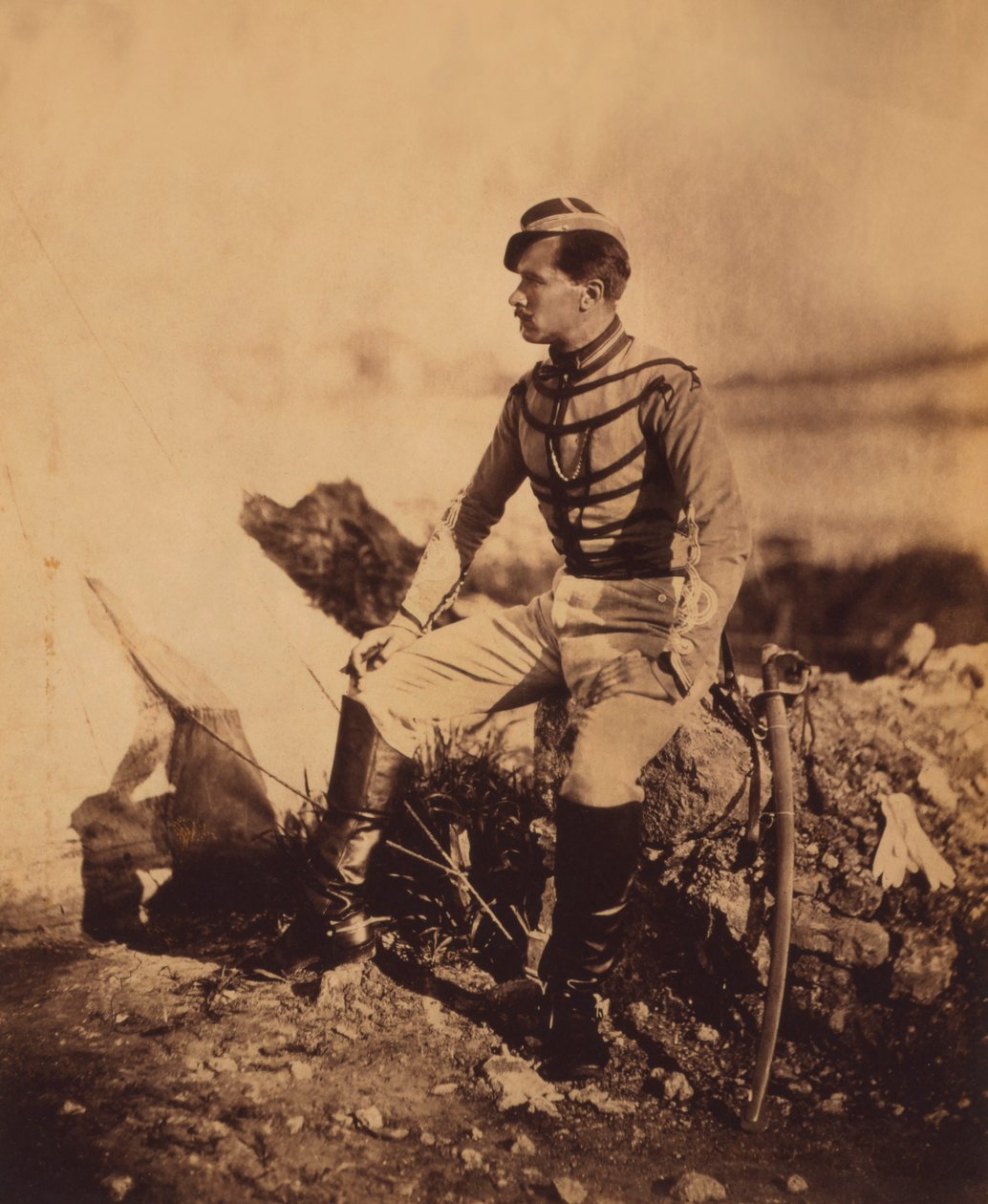 Kaptein Thomas, aide-de-camp for general Pierre Bosquet, sittende portrett i full lengde i uniform med sverd, Krim-krigen, Krim, Ukraina av Roger Fenton