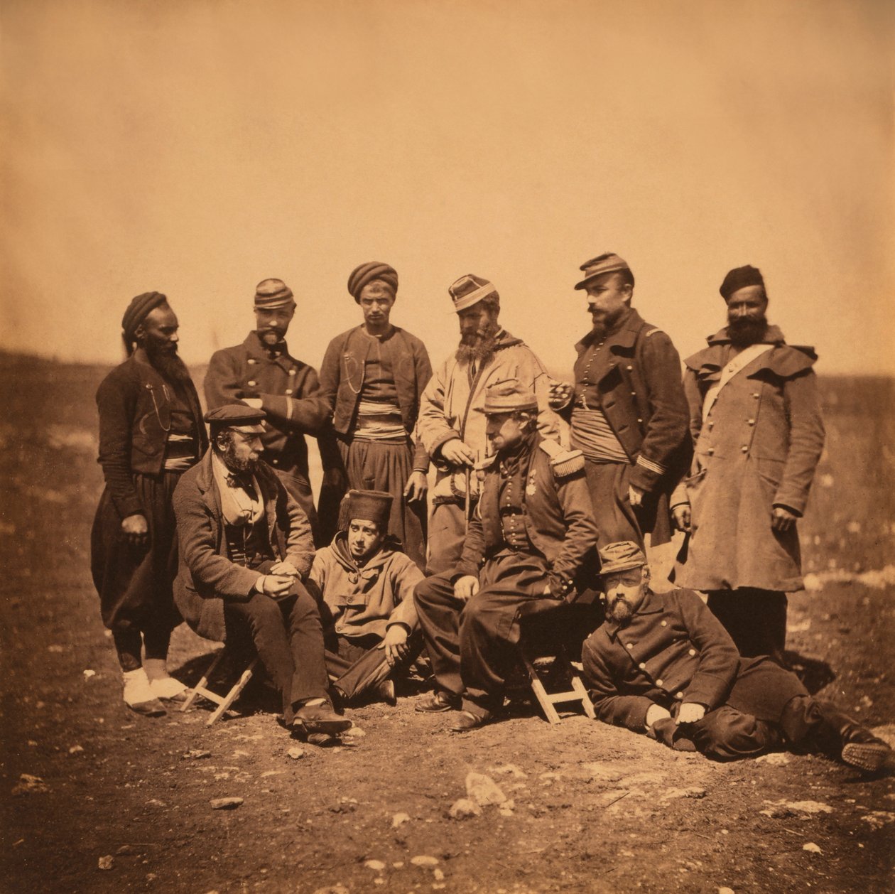 Fransk general Cisse og gruppe offiserer og soldater, portrett i forskjellige stiler av uniformer; a Zouave står til venstre, Krim-krigen, Krim, Ukraina av Roger Fenton