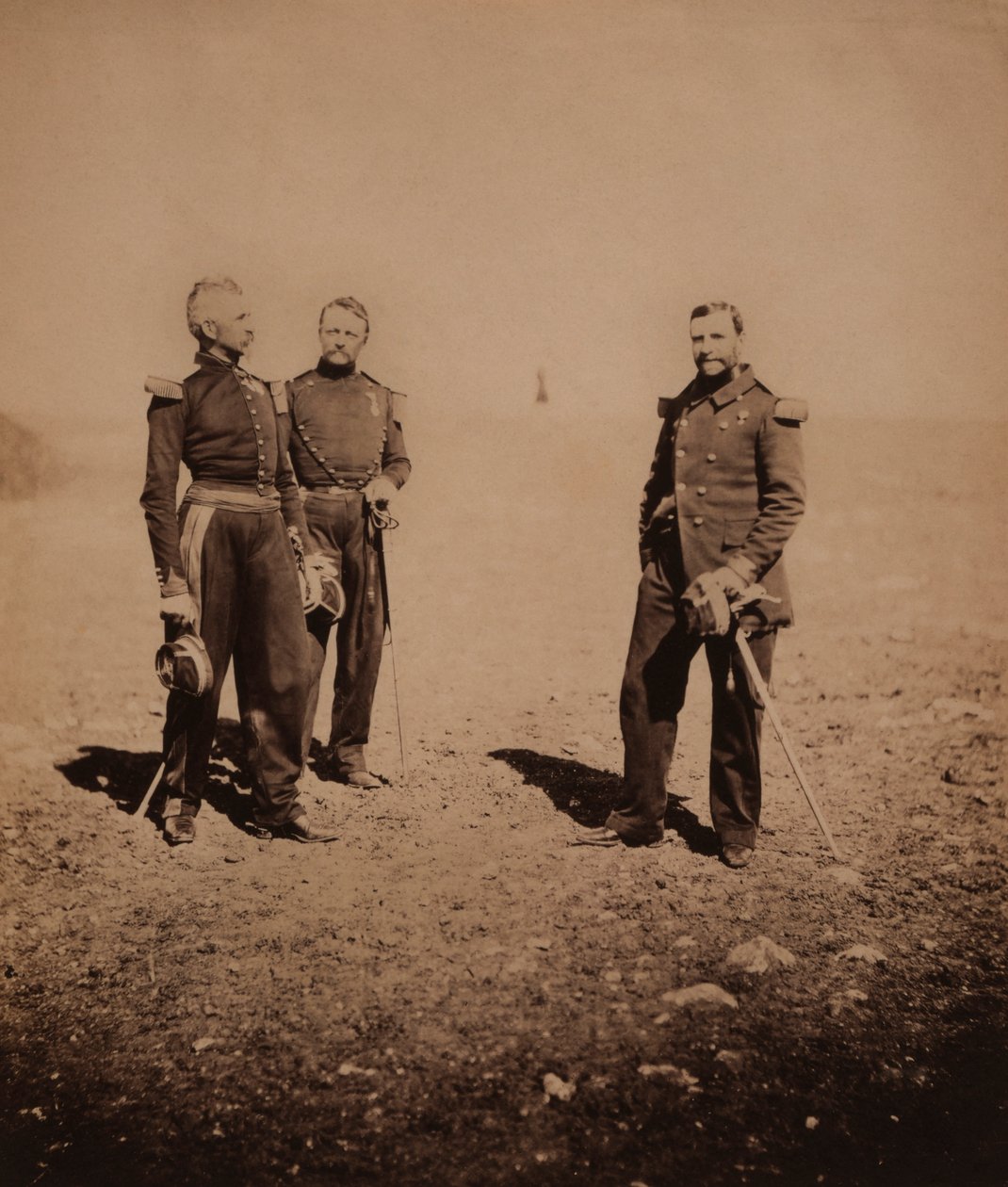 Franske generaler Labousiniere og Beuret står sammen med tredje offiser, Krim-krigen, Krim, Ukraina av Roger Fenton