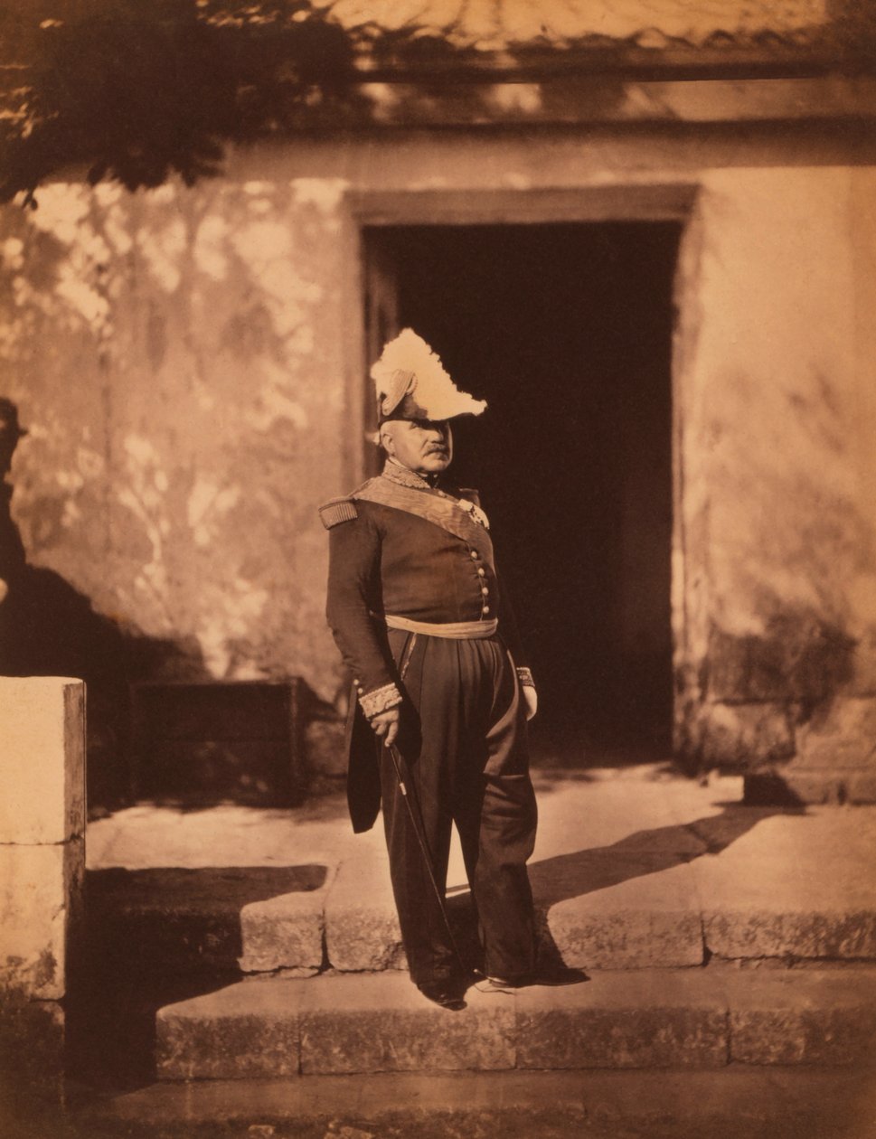 Franske Marechal Pelissier, portrett i full lengde i uniform og hatt, stående foran bygningen, Krim-krigen, Krim, Ukraina av Roger Fenton