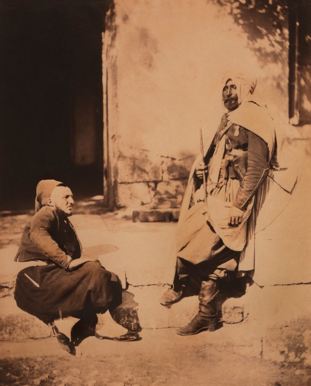 Full-lengde portrett av sittende Zouave og stående spahi-offiser, portrett, Krim-krigen, Krim, Ukraina av Roger Fenton