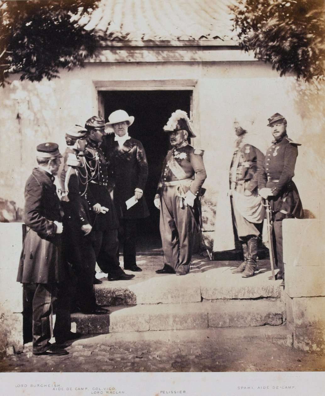 Gruppe ved hovedkvarteret, fra et album med 52 fotografier assosiert med Krim-krigen, 1855 av Roger Fenton