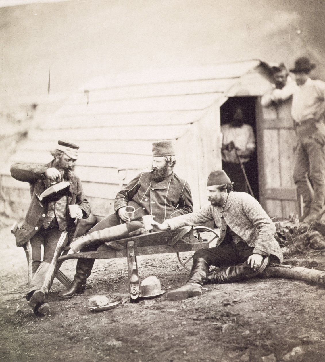 Hardships in the Camp (oberst Lowe og kapteinene Brown og George), 1855 (albumintrykk fra vått kollosjonsnegativ) av Roger Fenton