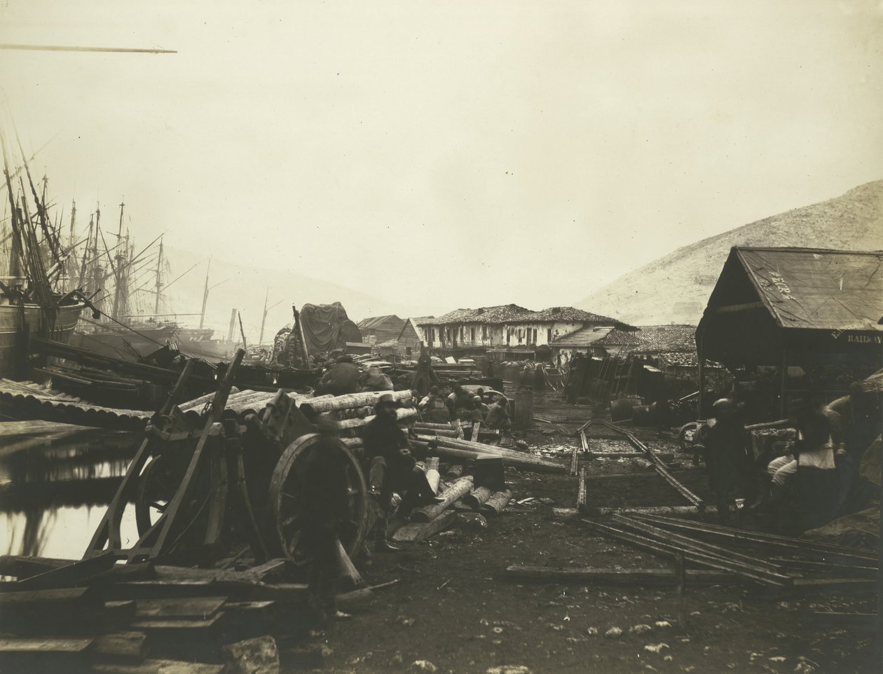 Landingssted, jernbanebutikker, Balaklava, 1855. av Roger Fenton