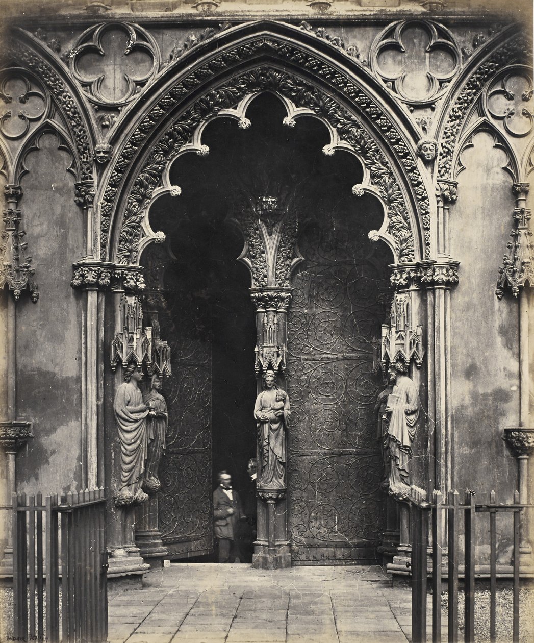 Lichfield Cathedral, Central Doorway, West Porch av Roger Fenton