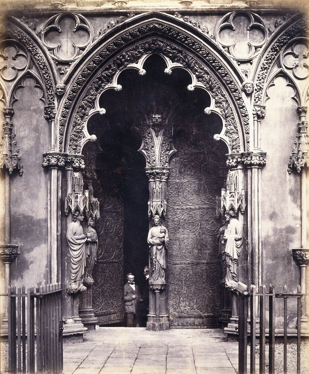 Lichfield: West Porch av Roger Fenton