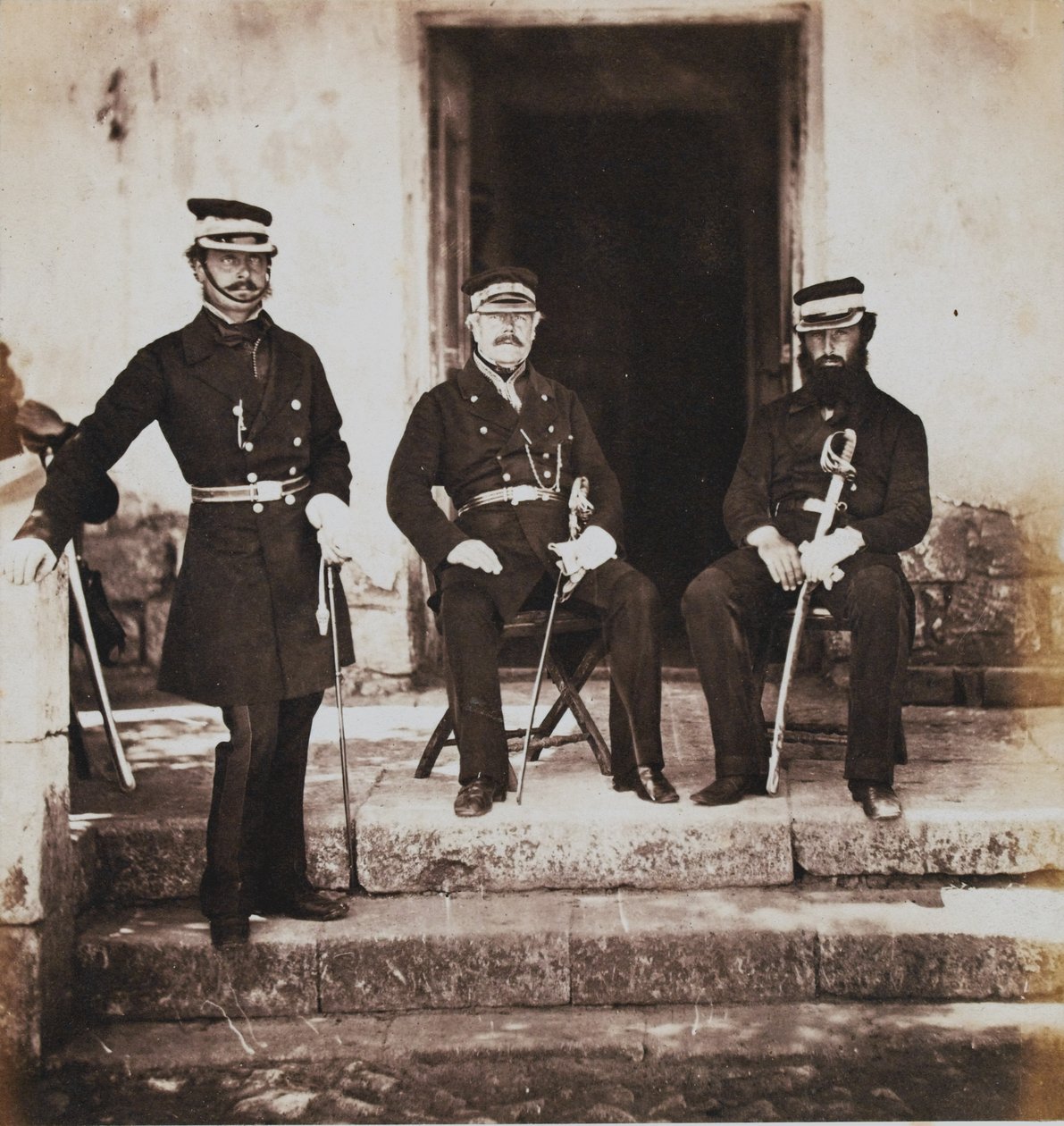 Generalmajor Henry Frederik Lockyer og to av hans stab, fra et album med 52 fotografier assosiert med Krim-krigen, 1855 av Roger Fenton