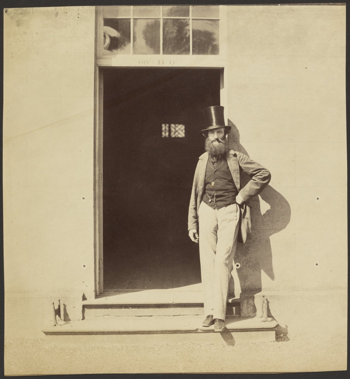 Mann som står i en døråpning ved Hythe-kasernen av Roger Fenton