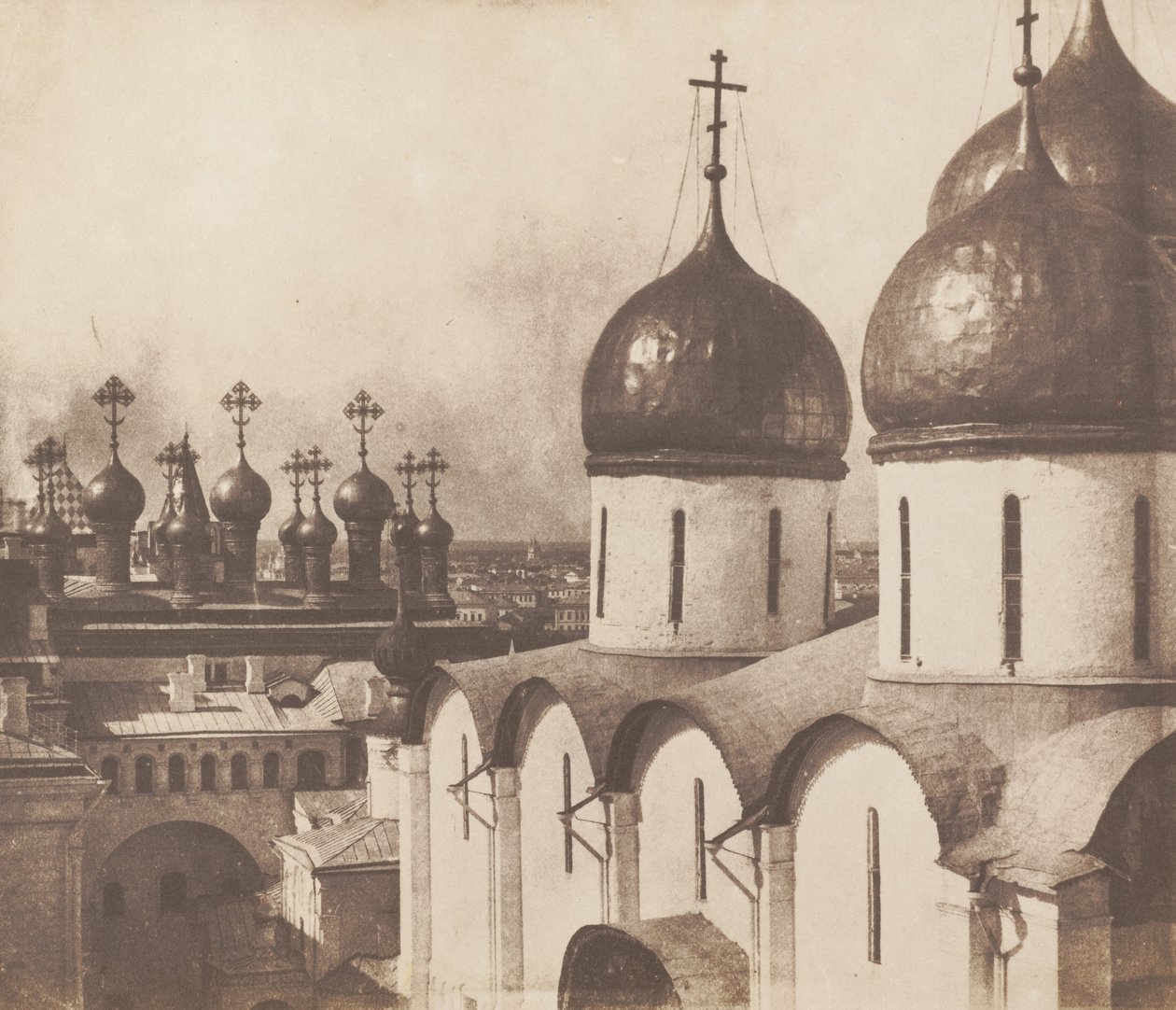 Moskva, kupler av kirker i Kreml, 1852. av Roger Fenton