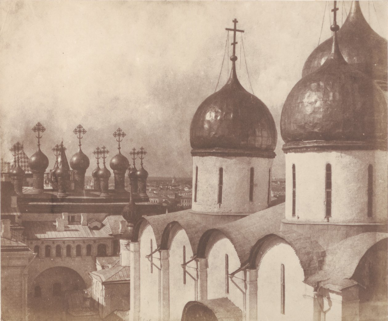 Moskva, kupler av kirker i Kreml, 1852. av Roger Fenton