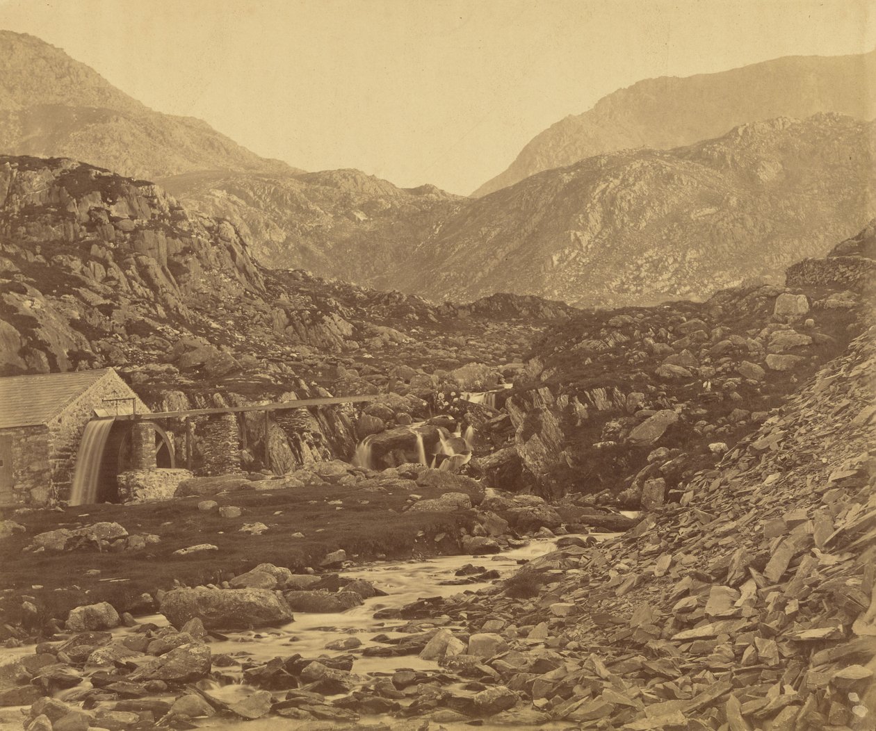 Fjell ved foten av Llyn Ogwen, Wales av Roger Fenton