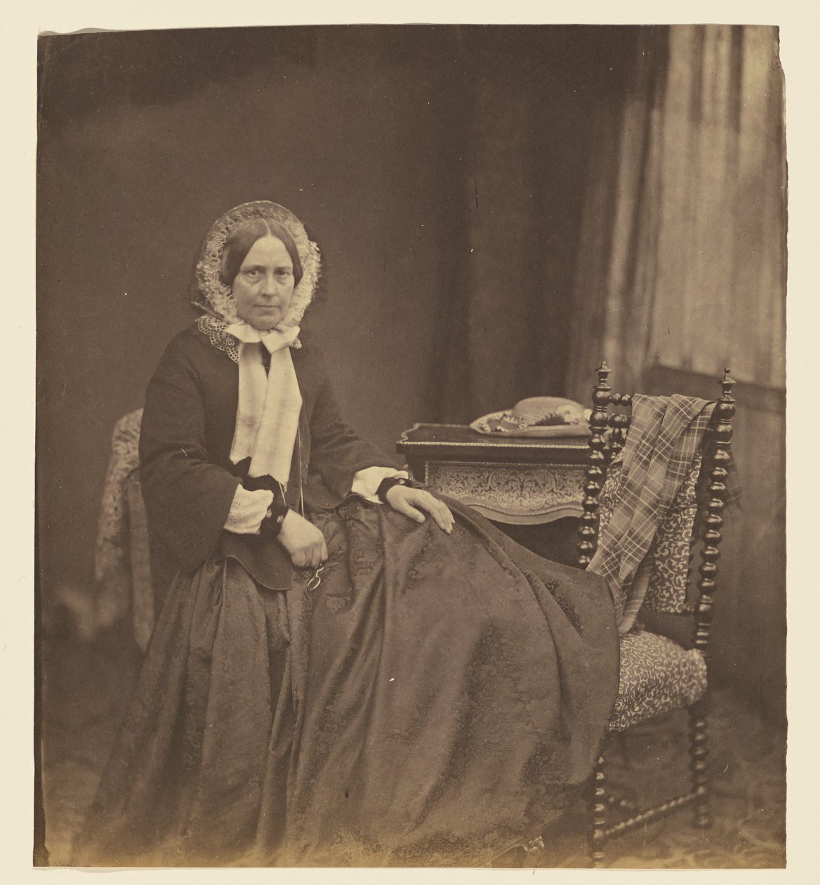 [Portrett av en sittende kvinne med kyse] av Roger Fenton