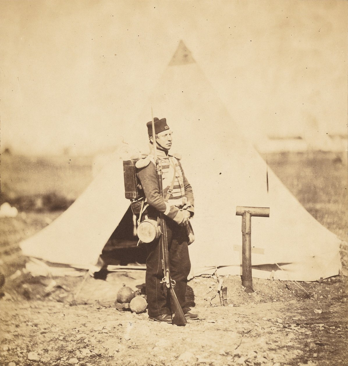 Menig i full marsjutrustning av Roger Fenton