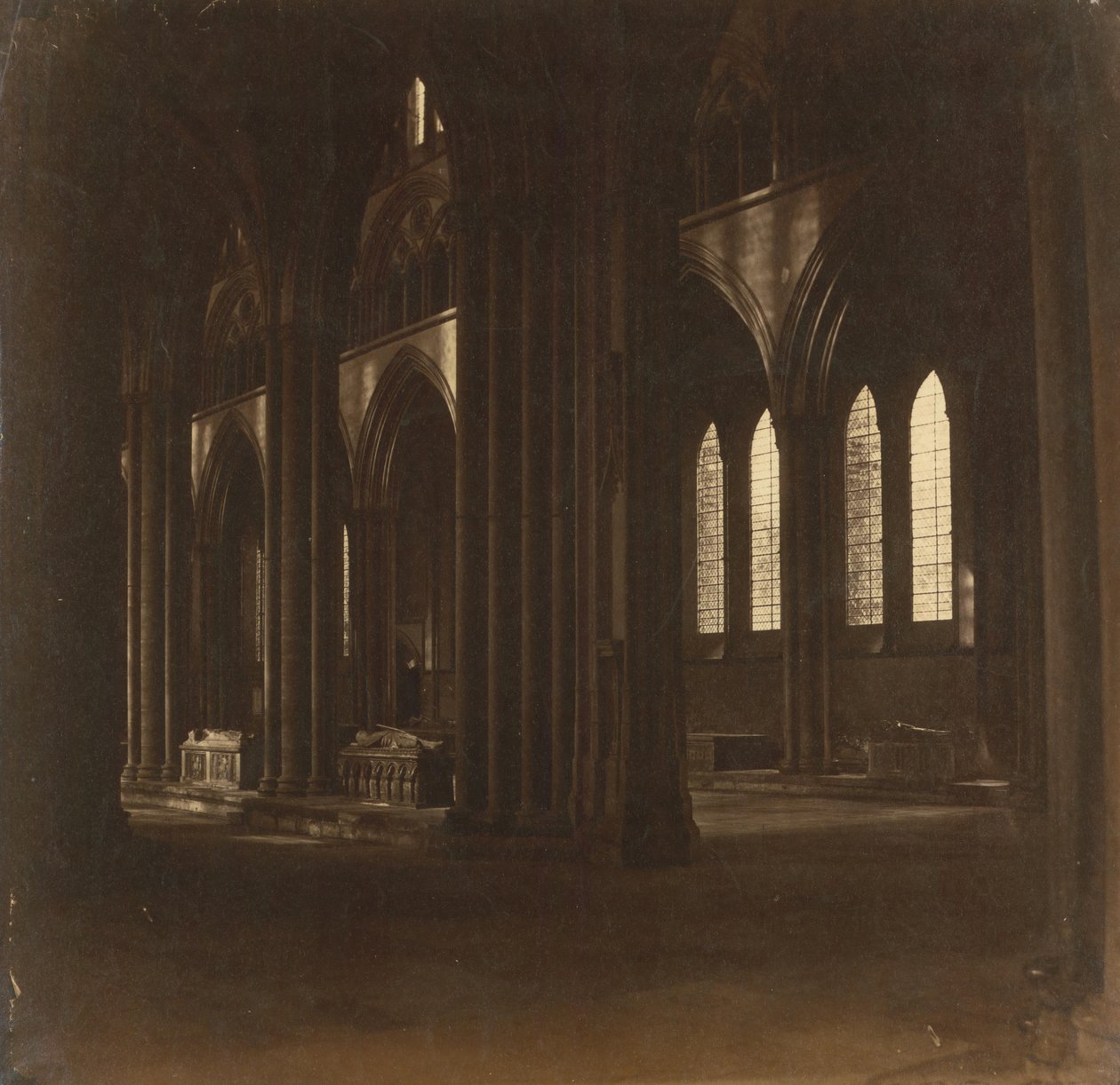 Salisbury Cathedral - The Nave, fra South Transept, 1858. av Roger Fenton