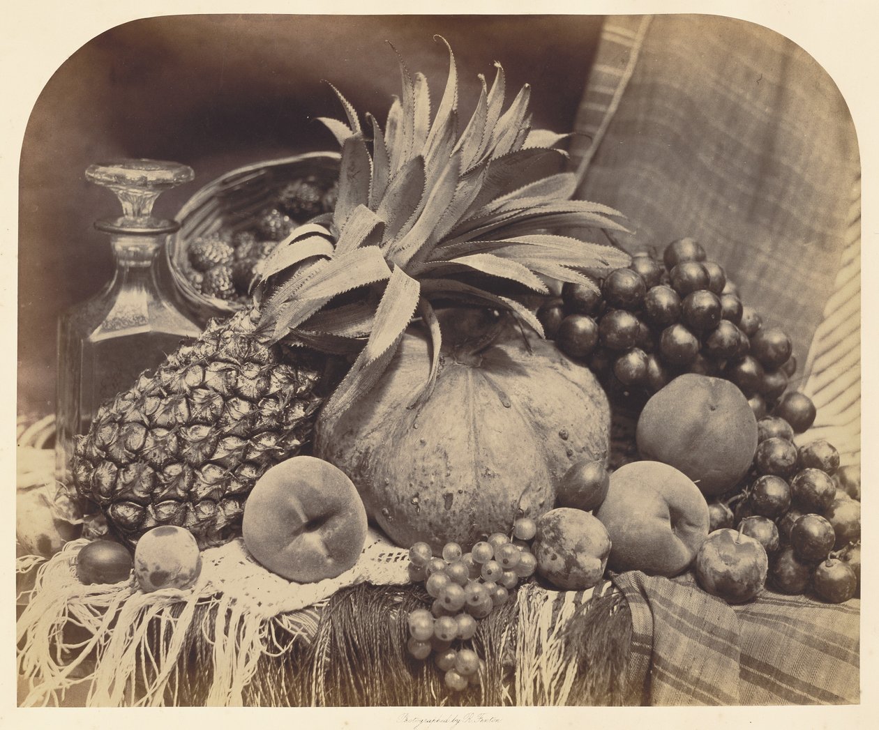 Stilleben med frukt og karaffel av Roger Fenton