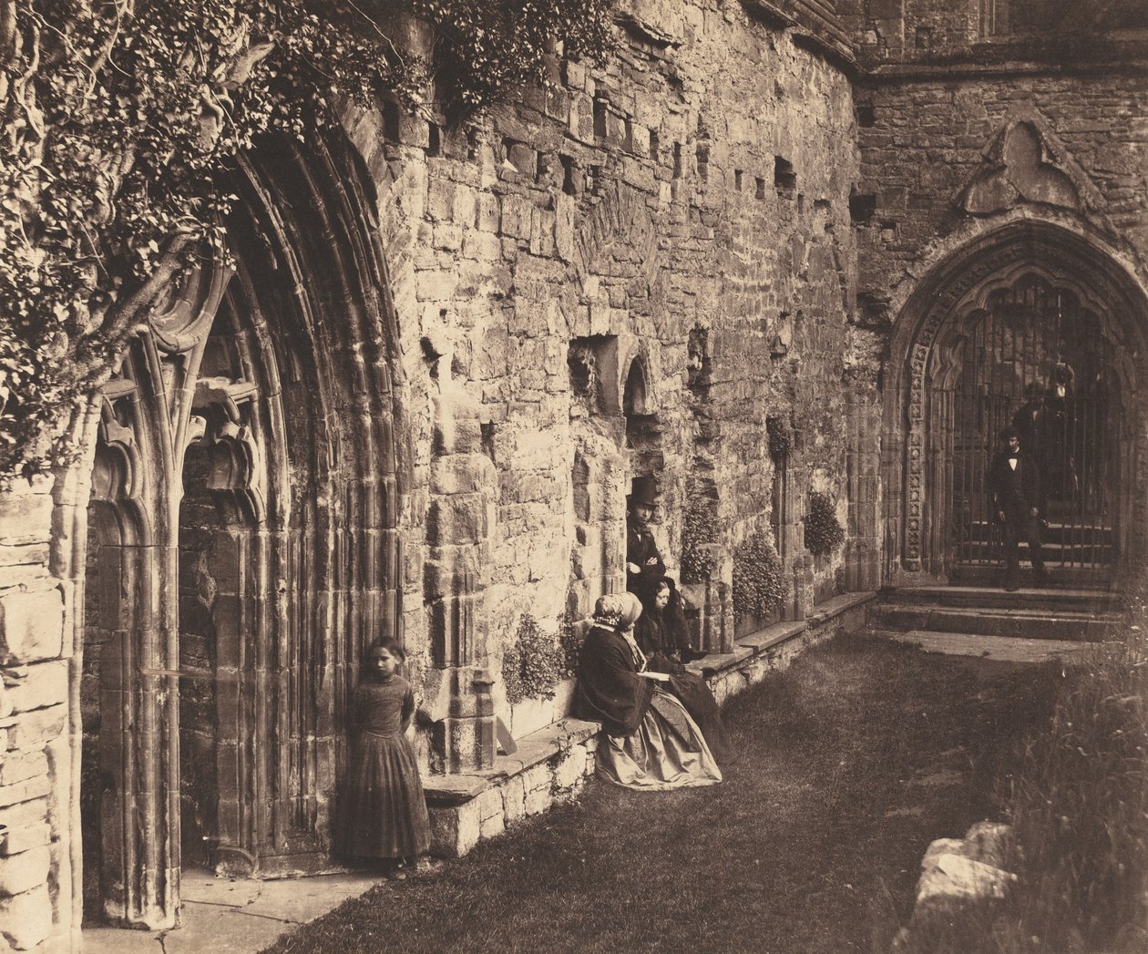 The Cloisters, Tintern Abbey, 1854. av Roger Fenton