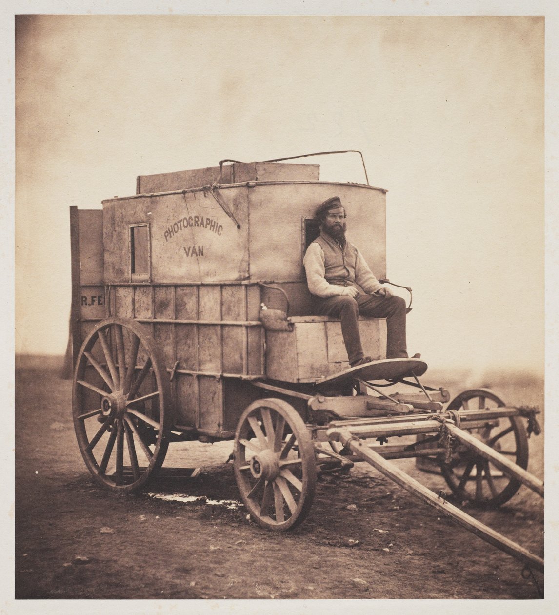 Fotografens vogn med Marcus Sparling på Krim av Roger Fenton