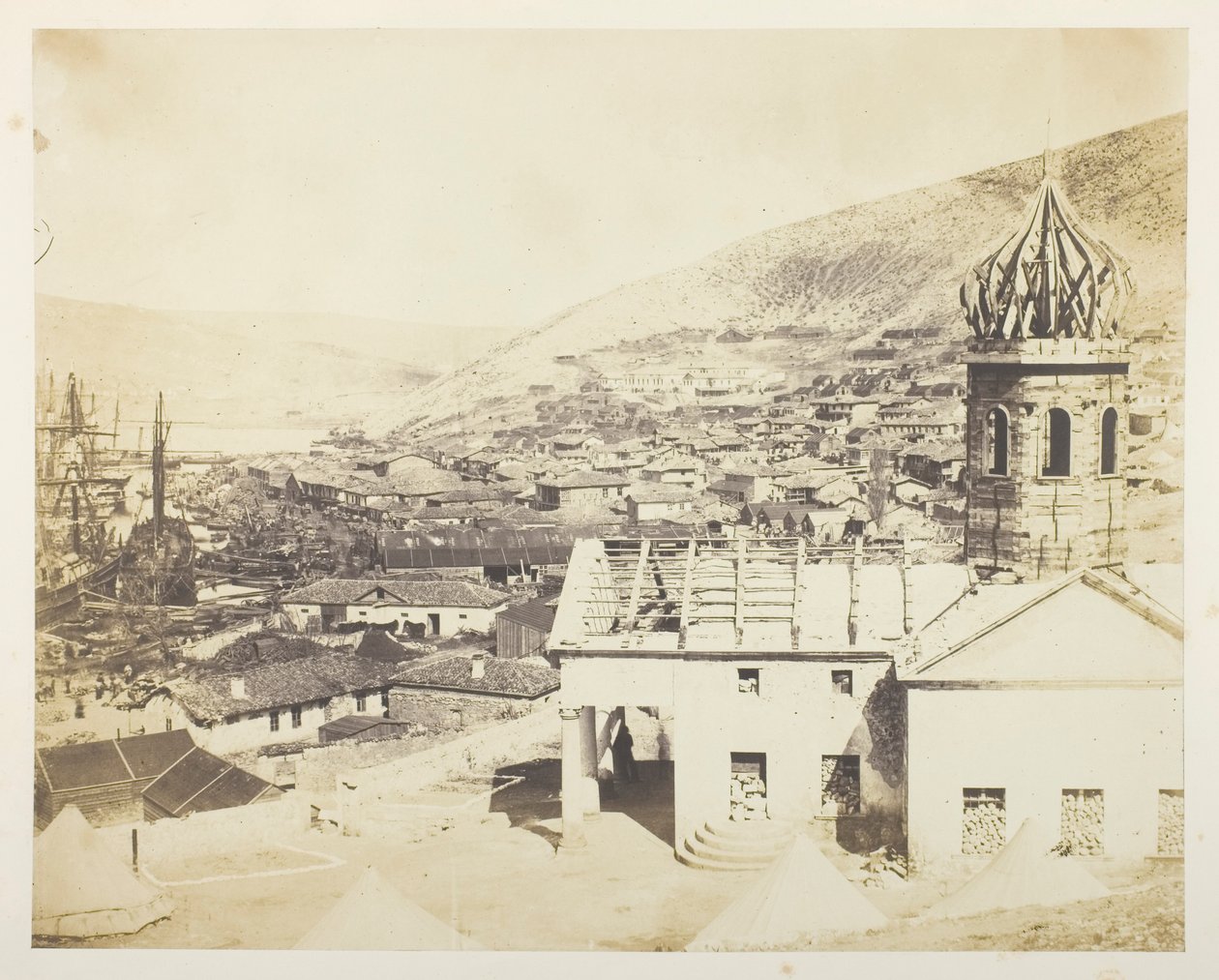 Den russiske kirken og byen Balaklava av Roger Fenton