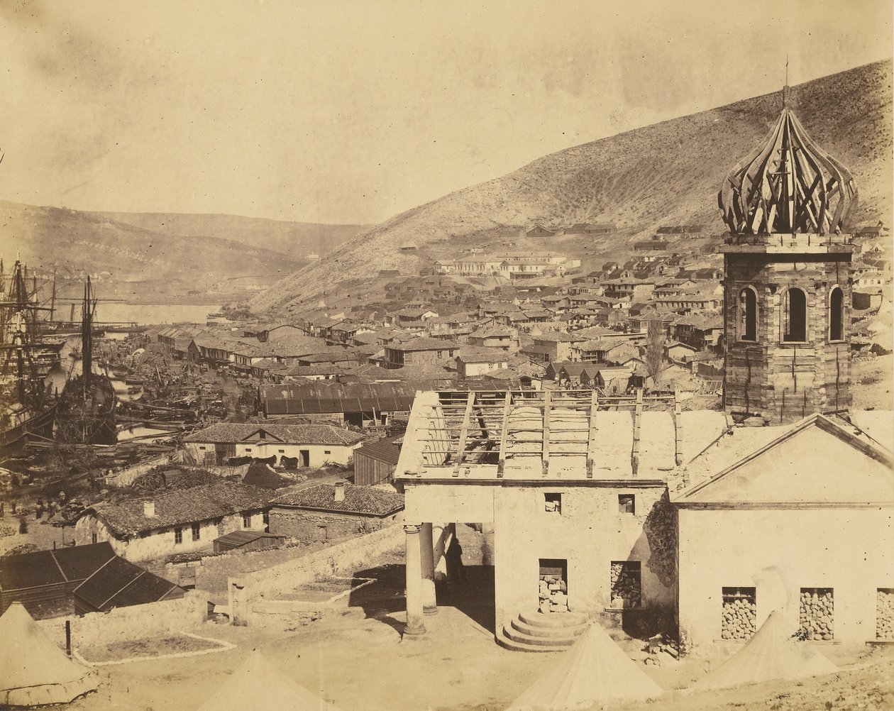 Den russiske kirken og byen Balaklava av Roger Fenton