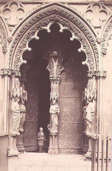 The West Porch, Lichfield Cathedral, ca. 1858 (sepia-bilde) av Roger Fenton