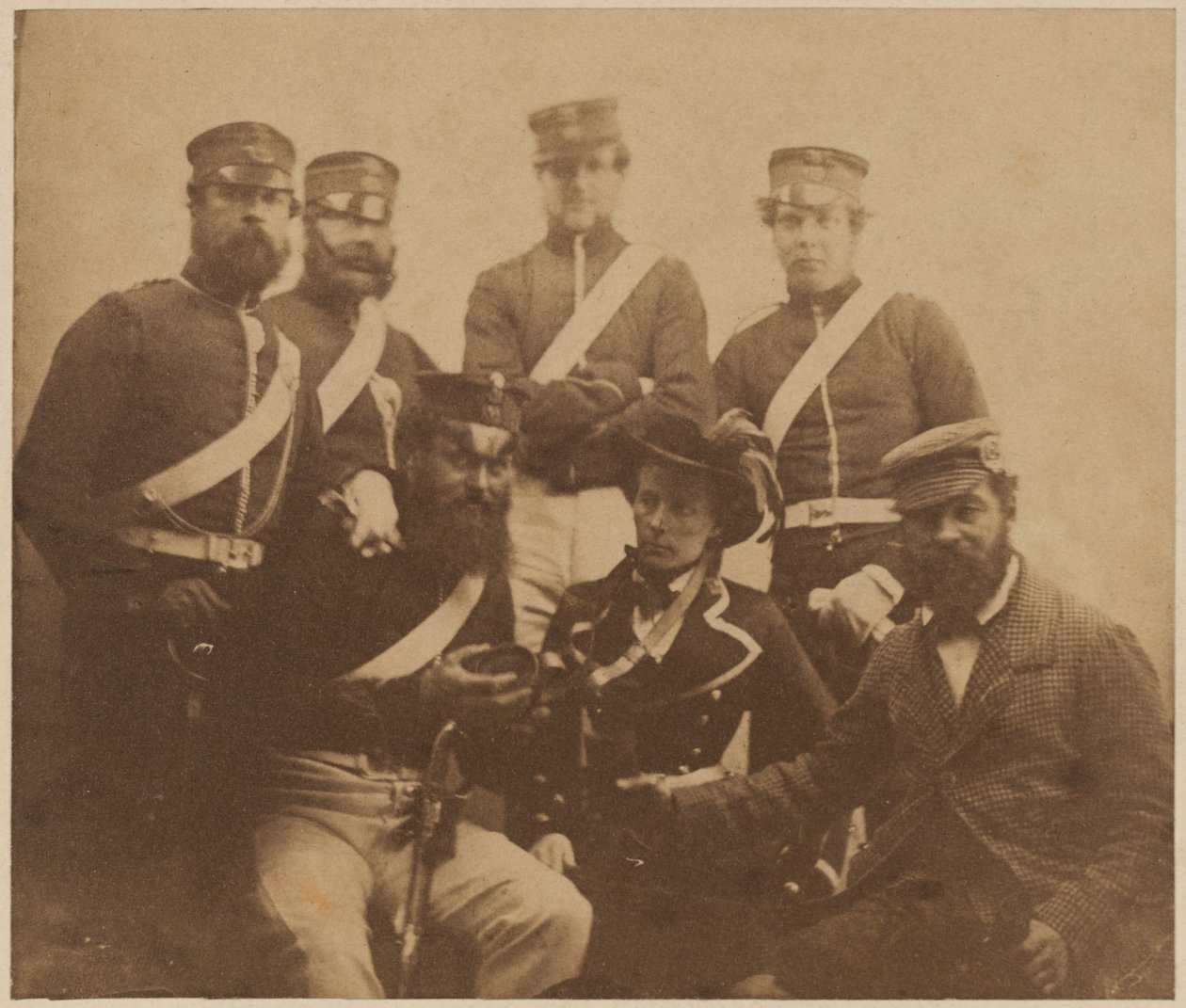 To offiserer og fire menn med cantiniere, Krim, 1855 av Roger Fenton
