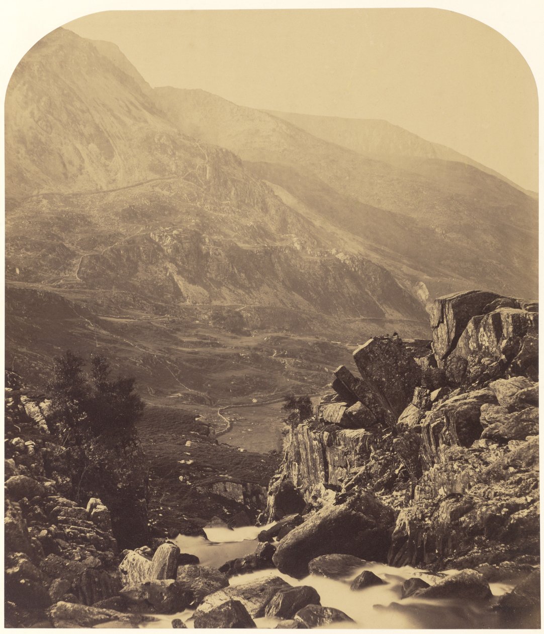 Utsikt fra Ogwen-fallene inn i Nan Francon av Roger Fenton