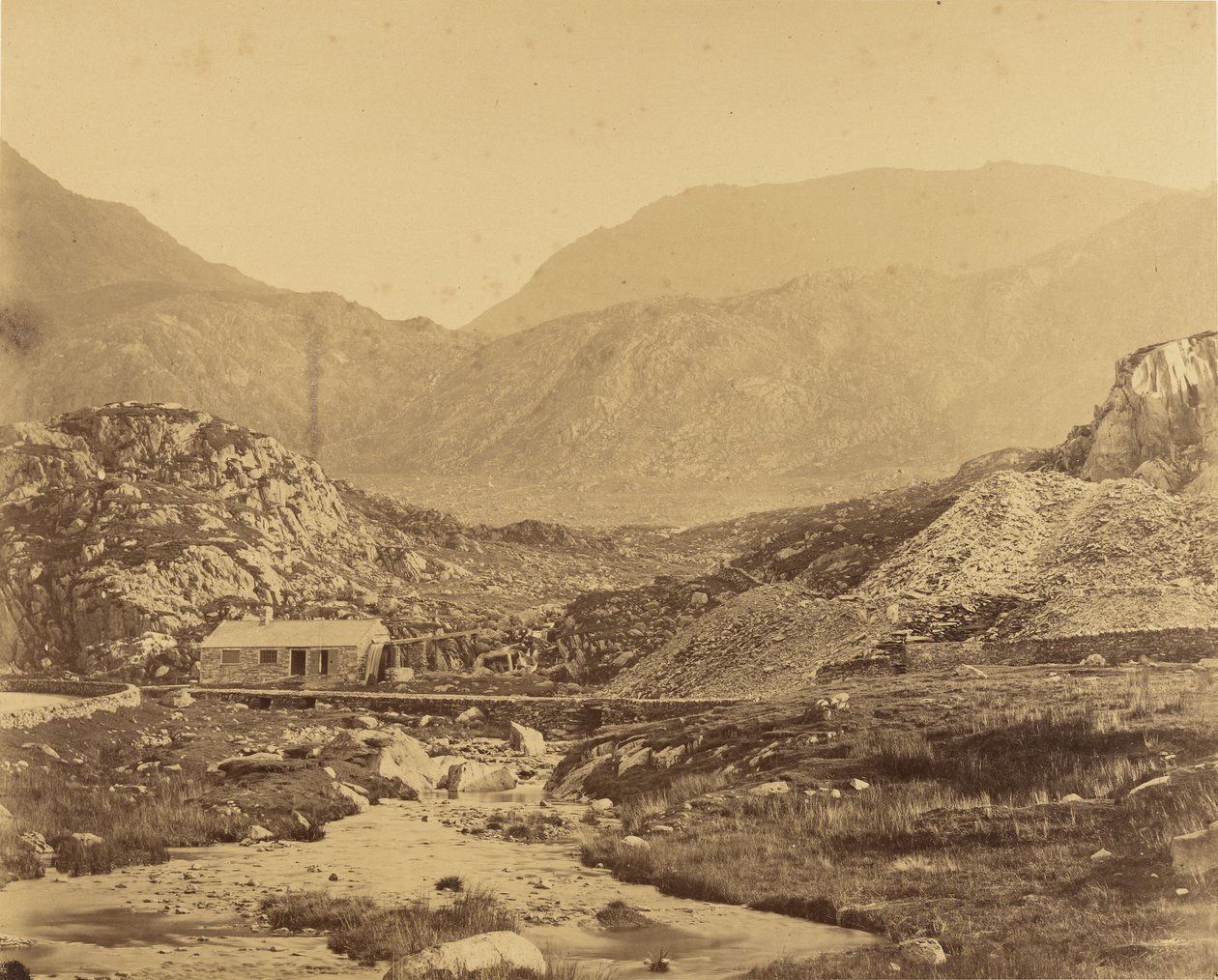 [Utsikt over fjell ved foten av Ogwen-sjøen] av Roger Fenton