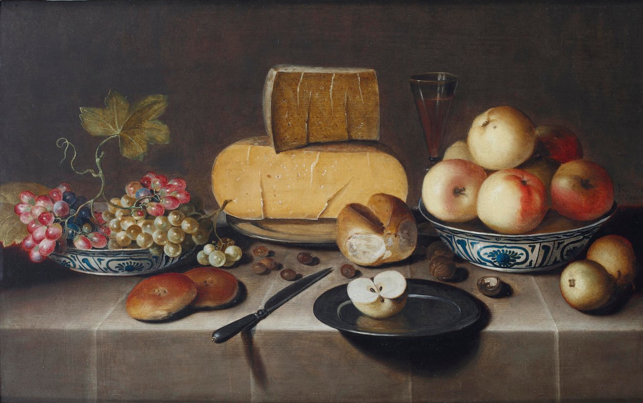 Ost på sølvfat, røde og hvite druer og epler i porselens Wanli-skåler, rundstykker, en kniv og et oppskåret eple på en tallerken, alt på et drapert bord, 1626 av Roloef Koets