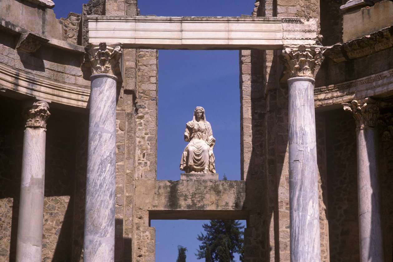 En statue på en overligger av Roman