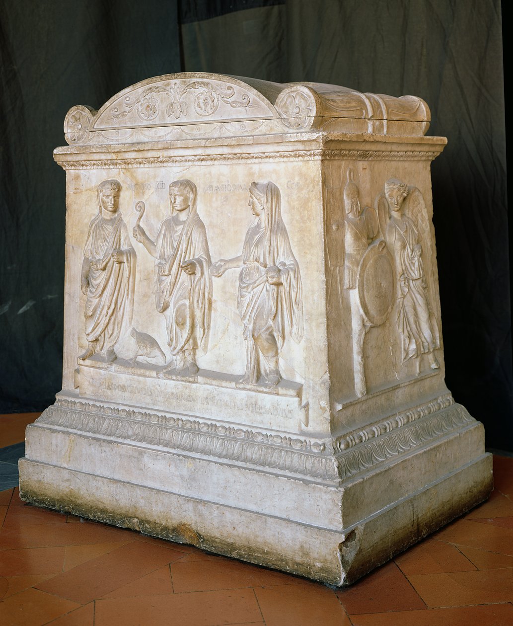 Alter dedikert til Augustus-larene (63 f.Kr.-14 e.Kr.) av Roman