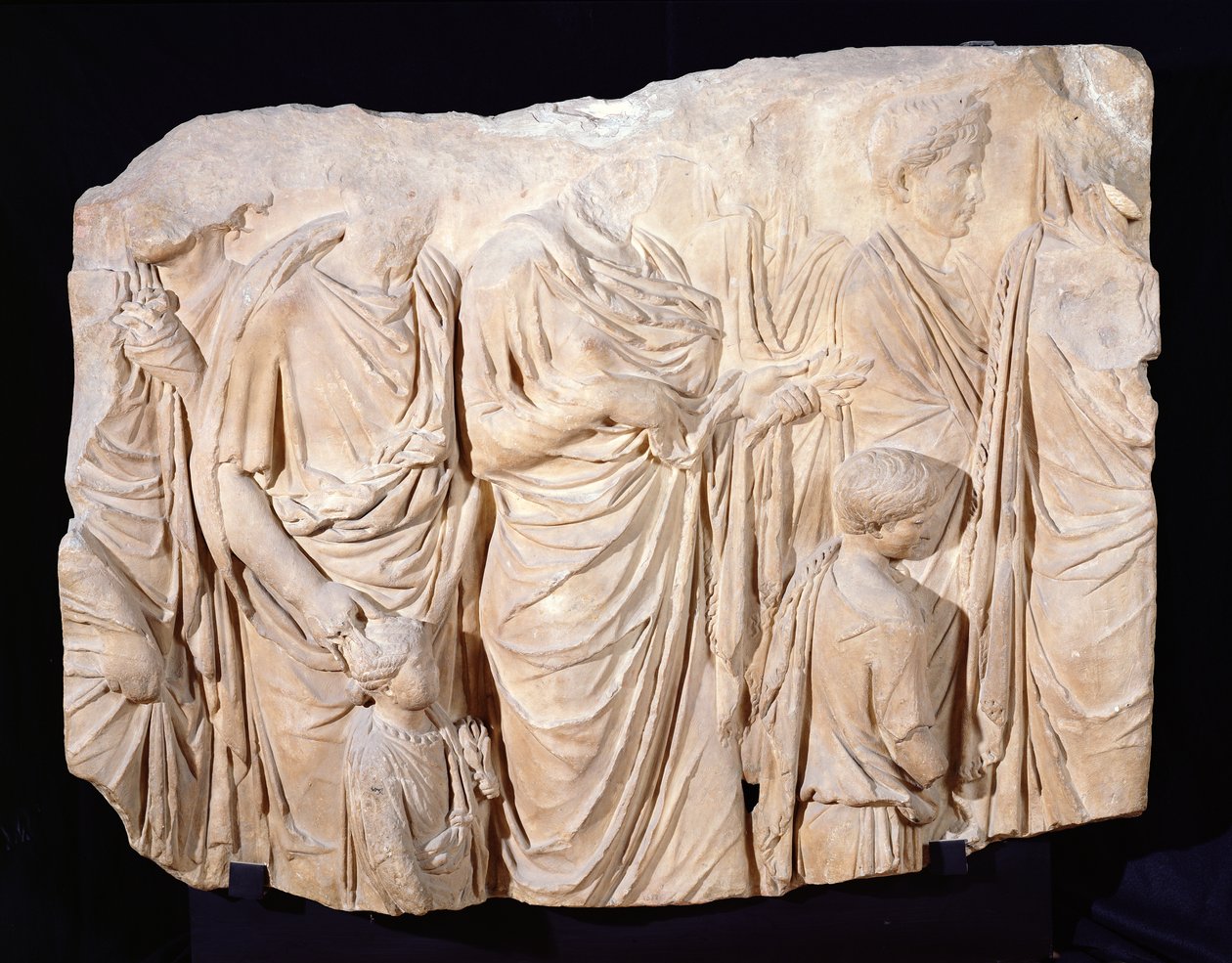 Ara Pacis Augustae, Fragment of a Procession Scene, 13-9 f.Kr. (marmor) av Roman