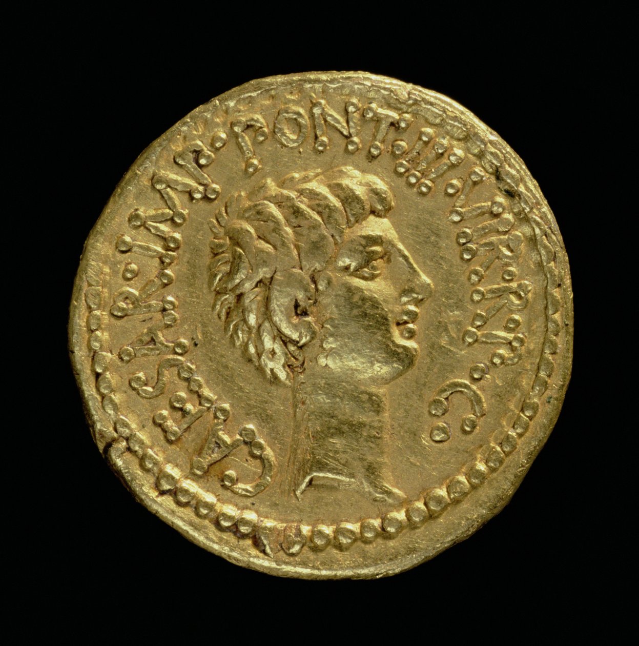 Aureu (revers) preget av Marcus Antonius med hodet til Octavian (63 f.Kr.-14 e.Kr.) (gull) Inskripsjon: CAESAR IMP PONT III VIR R P C (For forside se 119139) av Roman