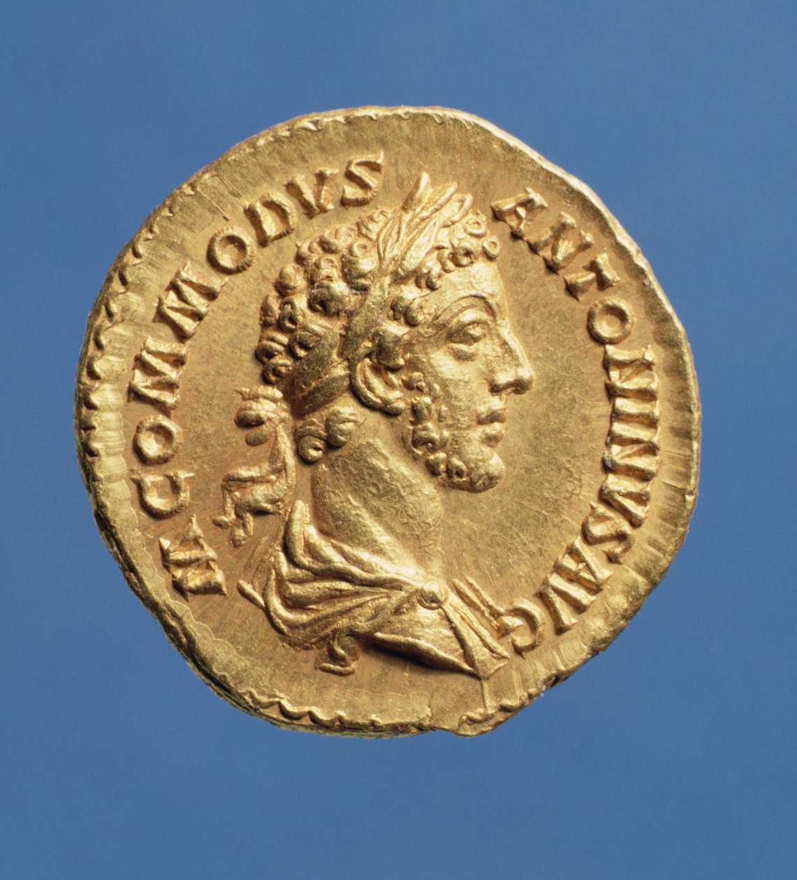 Aureus (forside) byste av Commodus (180-192) drapert, høyre, iført en laurbærkrans. Innskrift: M ANTONINVS COMMODVS AVG (gull) av Roman