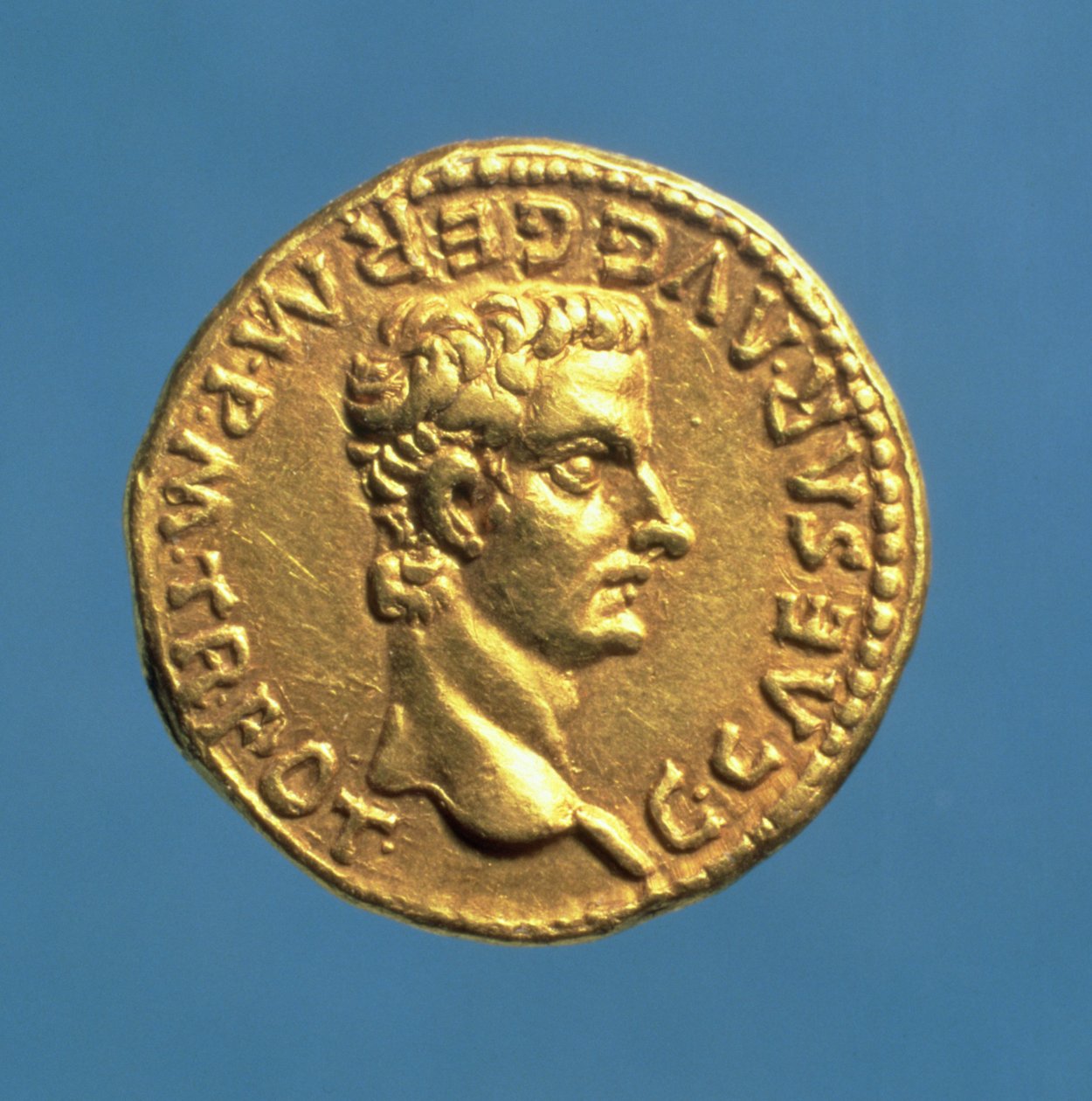 Aureus (forsiden) av Caligula (37-41 e.Kr.) barhodet. (gull) Innskrift: C CAESAR AVG GERM P M TR POT av Roman