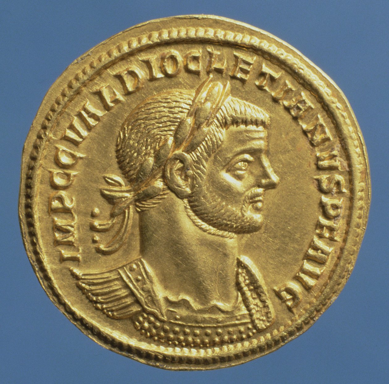 Aureus (forsiden) av Diocletian (AD 284-AD 305) cuirassed, iført en laurbærkrans. (gull) av Roman