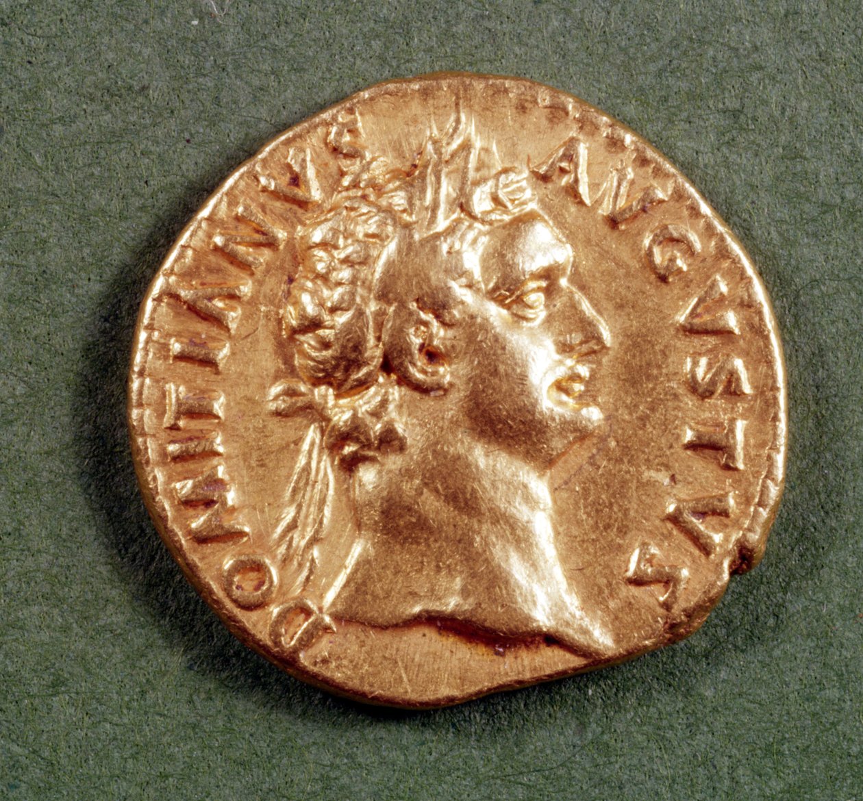 Aureus (forsiden) av Domitian (81-96 e.Kr.) iført en laurbærkrans. Innskrift: DOMITIANVS AVGVSTVS (gull) av Roman