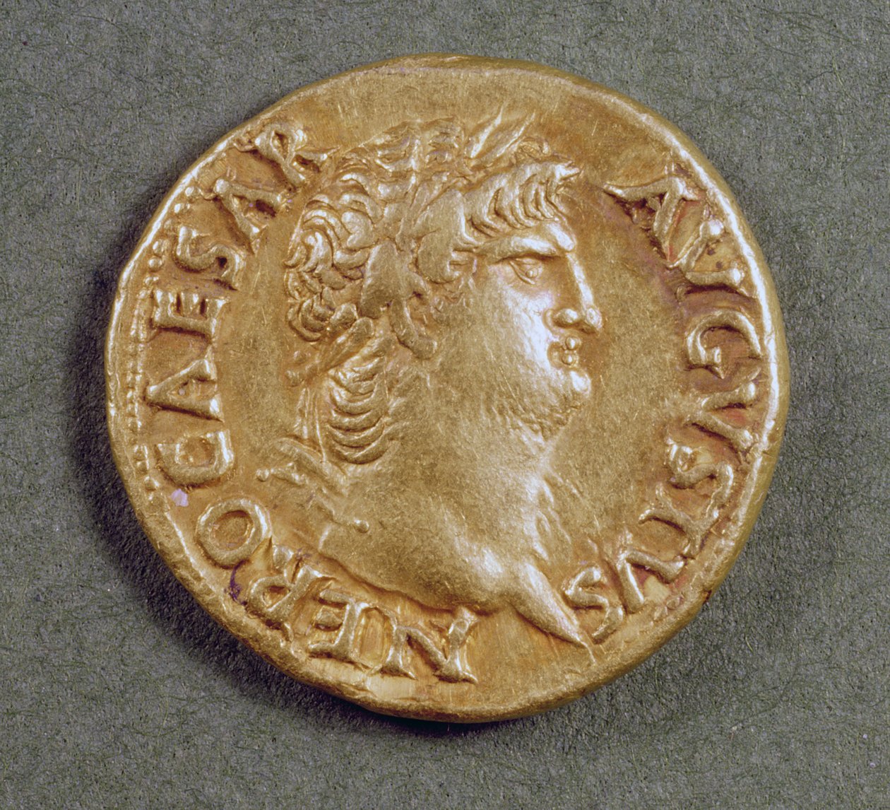 Aureus (forsiden) av Nero (AD 54-AD 68) iført en laurbærkrans. Innskrift: NERO CAESAR AVGVSTVS (gull) av Roman