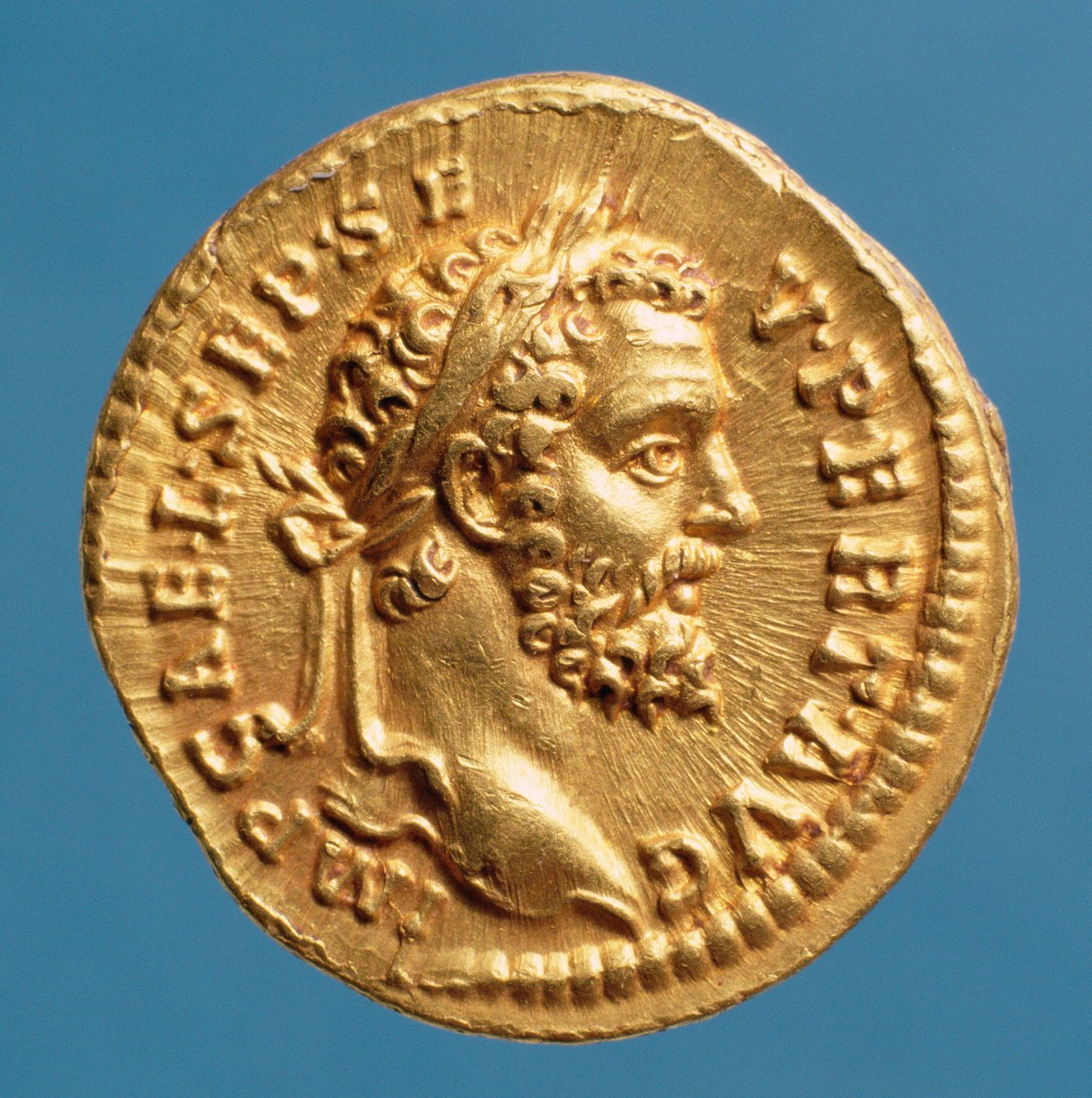 Aureus (forsiden) av Septimius Severus (193-211) iført en laurbærkrans. (gull) Innskrift: IMP CAE L SEP SEV PERT AVG av Roman