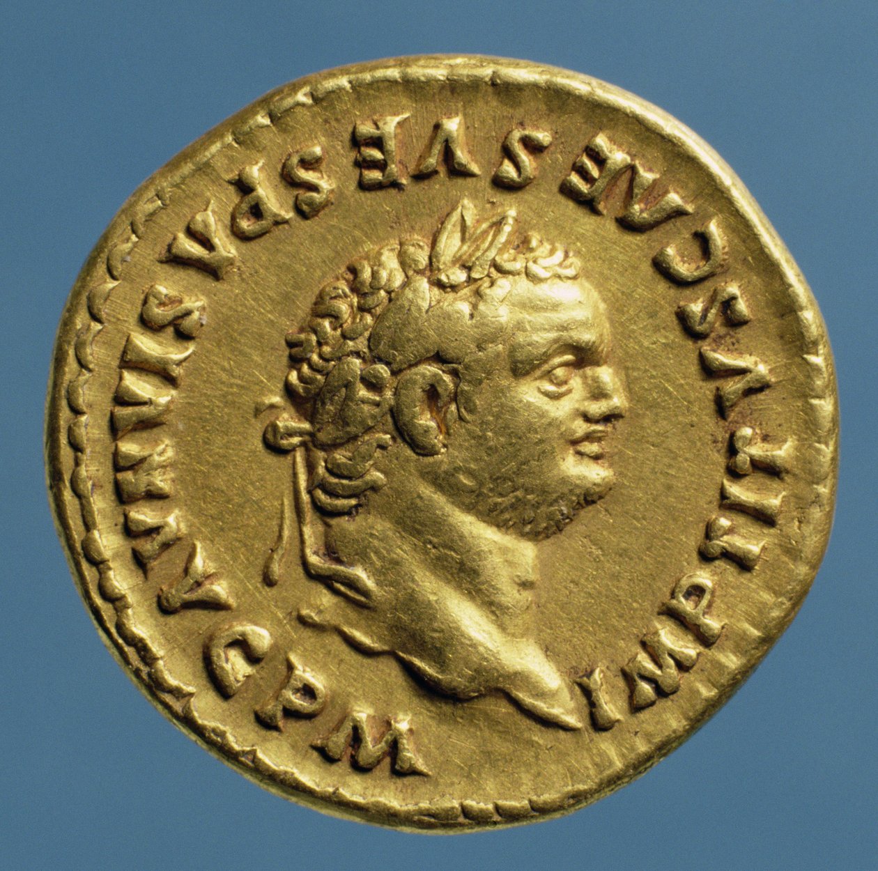 Aureus (forsiden) av Titus (AD 79-AD 81) iført en laurbærkrans. (gull) Innskrift: IMP TITVS CAES VESPASIAN AVG PM av Roman