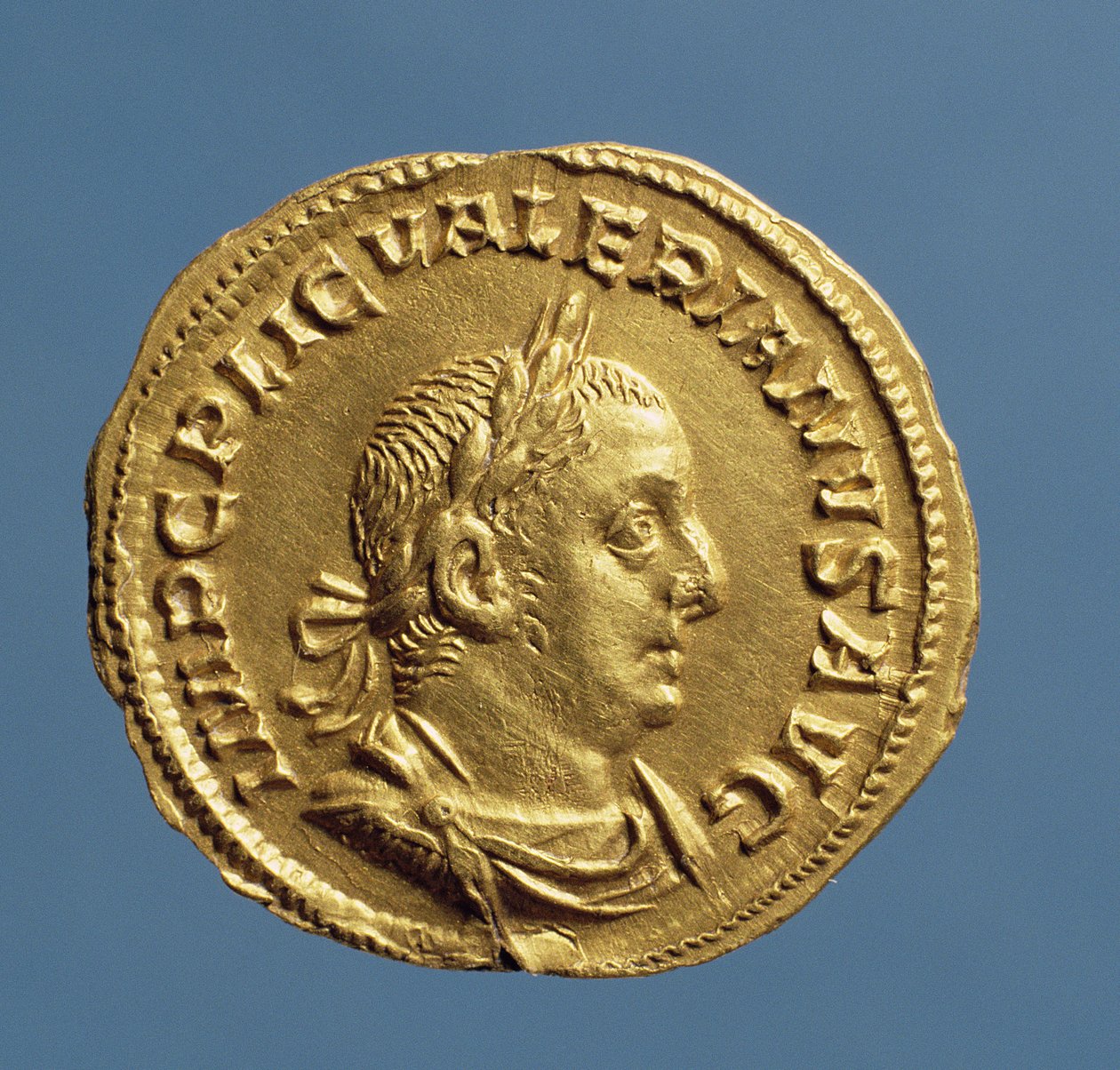 Aureus (forside) av Valerian I (253-260) drapert, cuirassed, iført en laurbærkrans. Innskrift: IMP C P LIC VALERIANVS AVG (gull) av Roman
