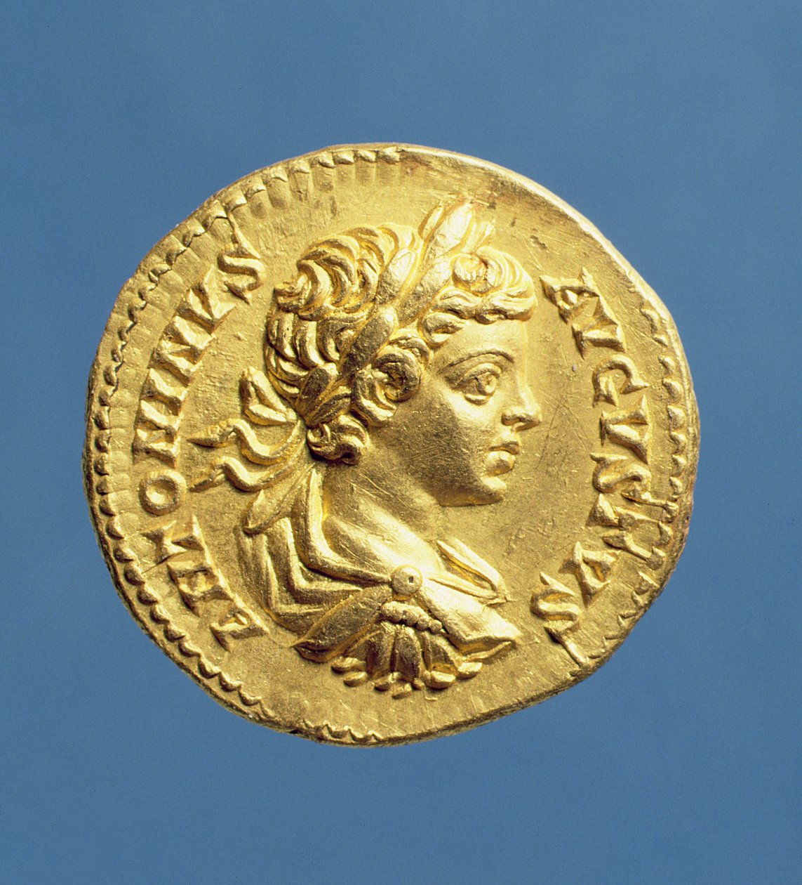Aureus (forside) med hode av Caracalla (196-217) druer, cuirassed, iført en laurbærkrans. Preget under Septimus Severus (193-211) Inskripsjon: ANTONINVS AVGVSTVS (gull) av Roman